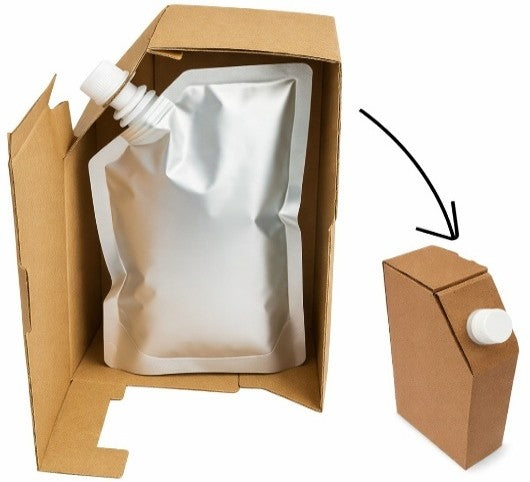 Teeflasche aus gewelltem braunem Papier mit silbernem Ausgießerbeutel und 20-mm-Verschluss